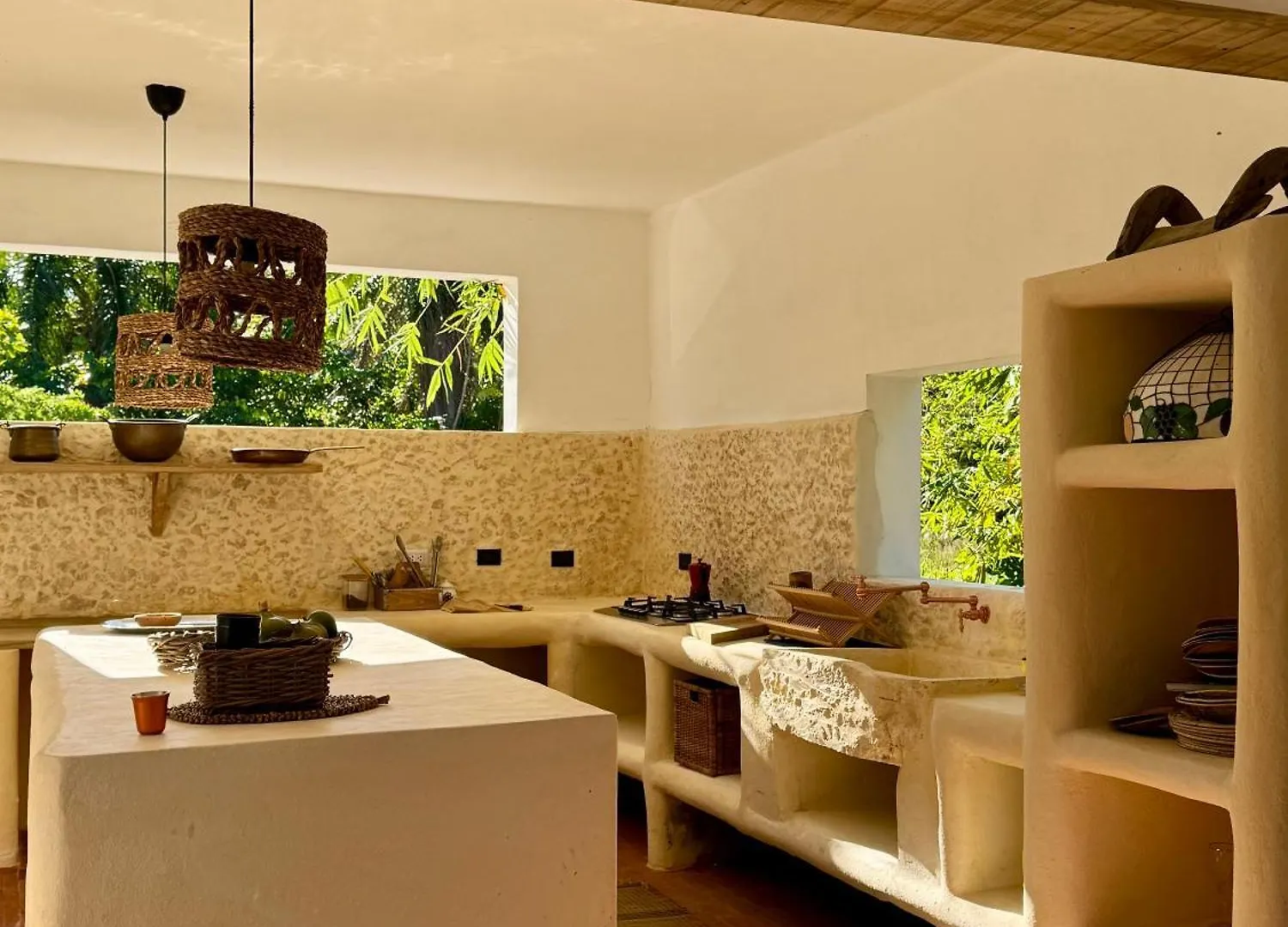 Mango House. Padura Studio キャバレテ